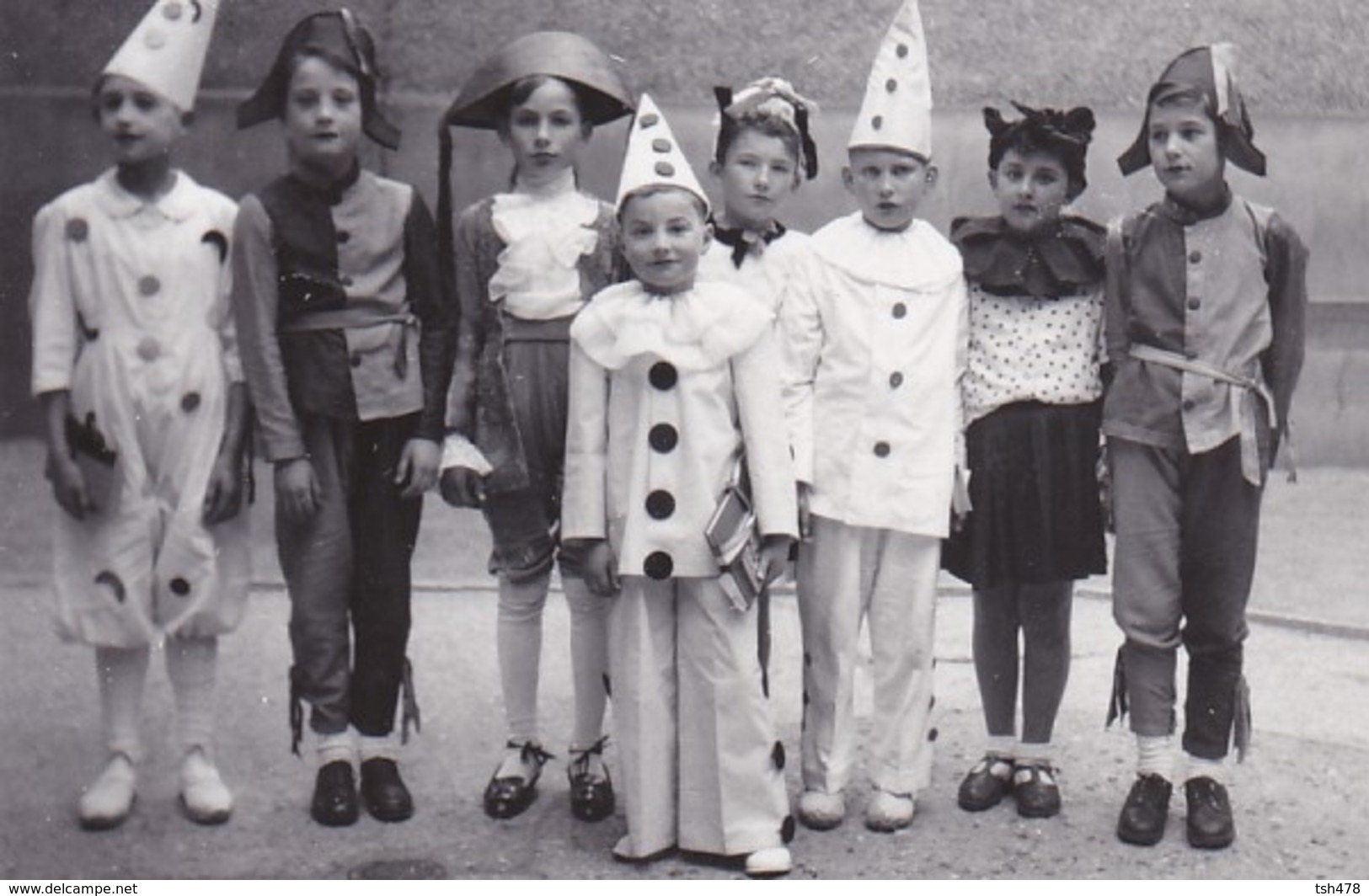 MINI-PHOTO--spectacle Enfants Carnaval Déguisés Costumés En Pierrot Et Autres--voir 2 Scans - Autres & Non Classés