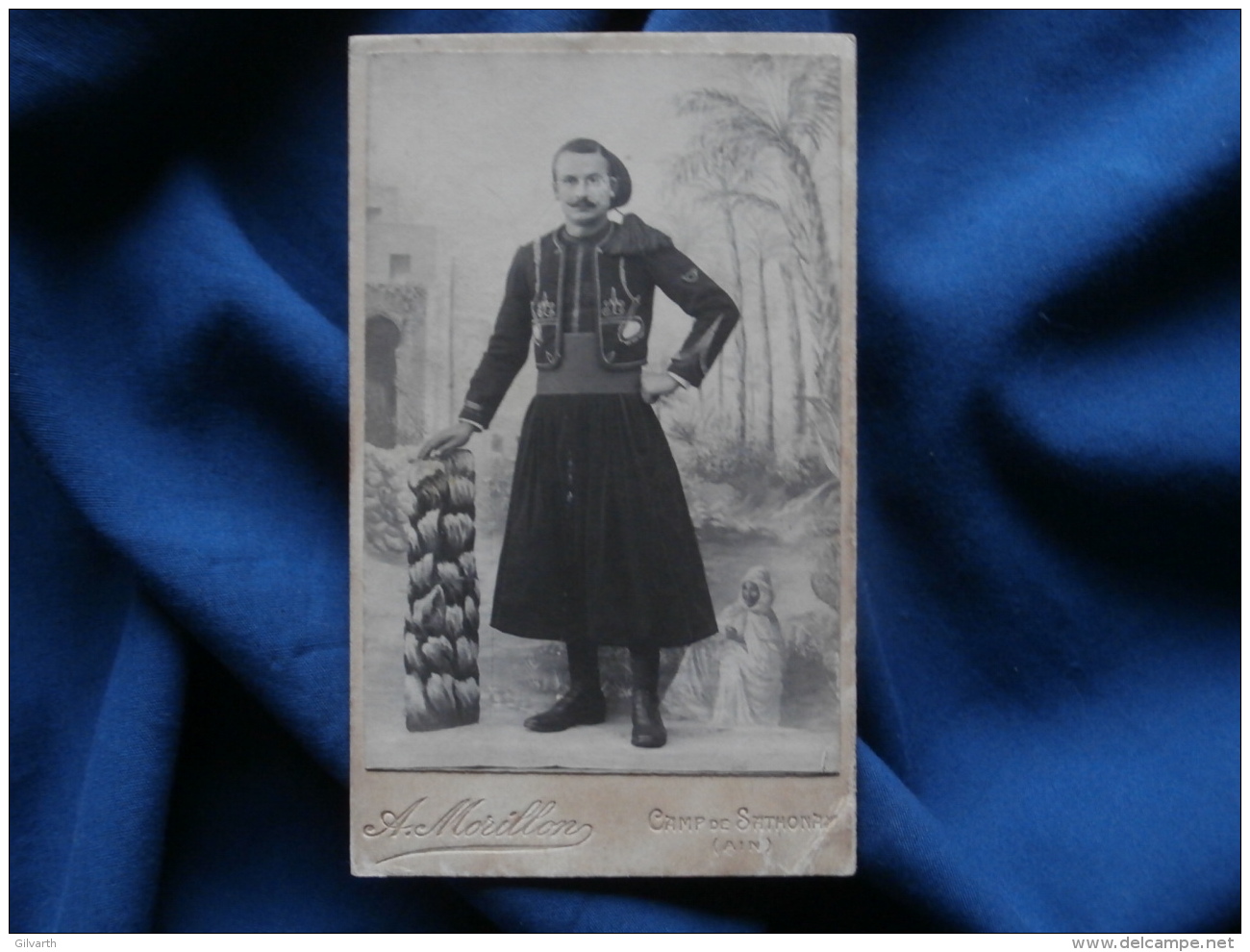 Photo CDV A. Morillon Camp De Sathonay - Militaire Zouave En Pied, Sergent L337 - Anciennes (Av. 1900)