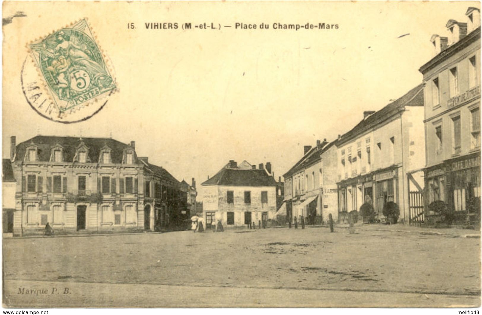 49/ CPA - Vihiers - Place Du Champ De Mars - Autres & Non Classés