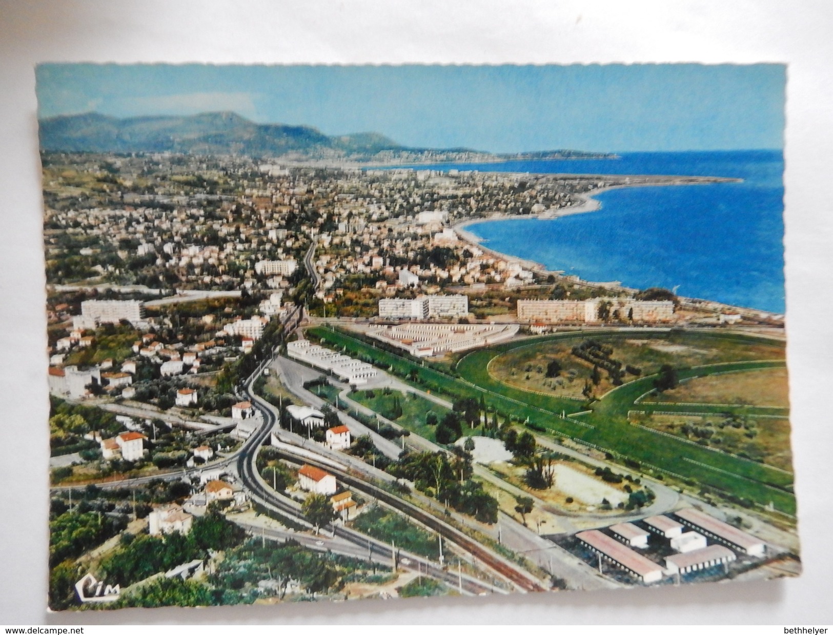 CPSM - (06) - CAGNES SUR MER - VUE AERIENNE SUR CAGNES SUR MER ET L'HIPPODROME DE LA COTE D'AZUR - R7736 - Cagnes-sur-Mer