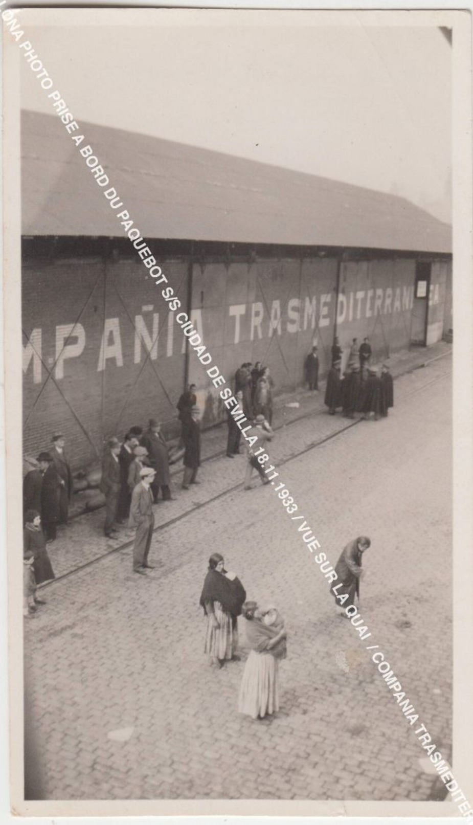 BARCELONA PHOTO PRISE A BORD DU PAQUEBOT S/S CIUDAD DE SEVILLA 18.11.1933 / VUE SUR LA QUAI  / COMPANIA TRASMEDITERRANEA - Barcelona