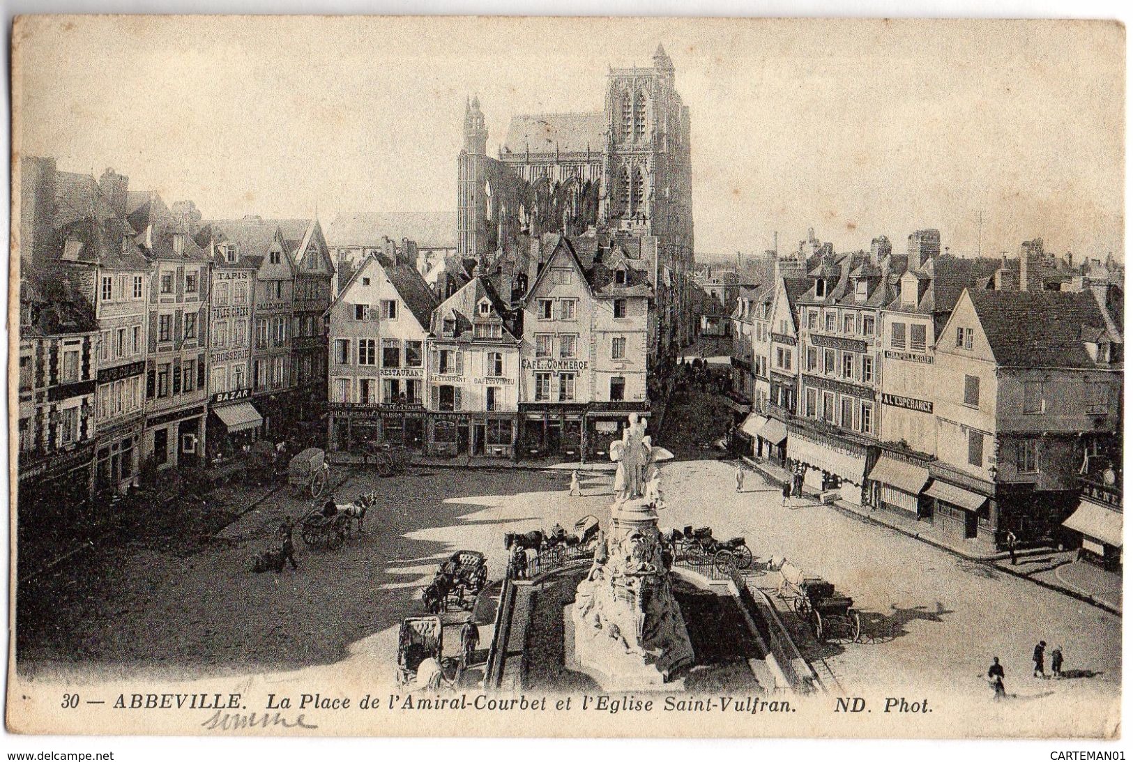 30. ABBEVILLE. La Place De L'Amiral-Courbet Et L'Eglise Saint-Vulfran. - Abbeville