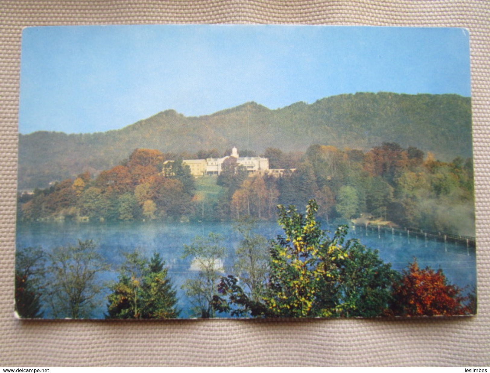 Looking Across The Lake Showing Lambuth Inn, Lake Junaluska. The 252 Acre Lake Is Located On U.W. Highways 19 And 23 - Autres & Non Classés