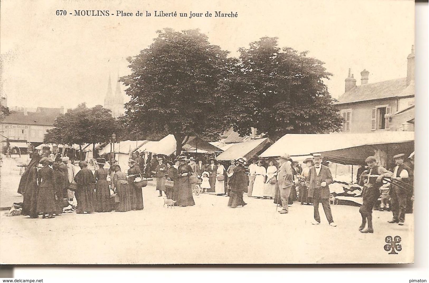 MOULINS - Place De La Liberté Un Jour De Marché - Moulins