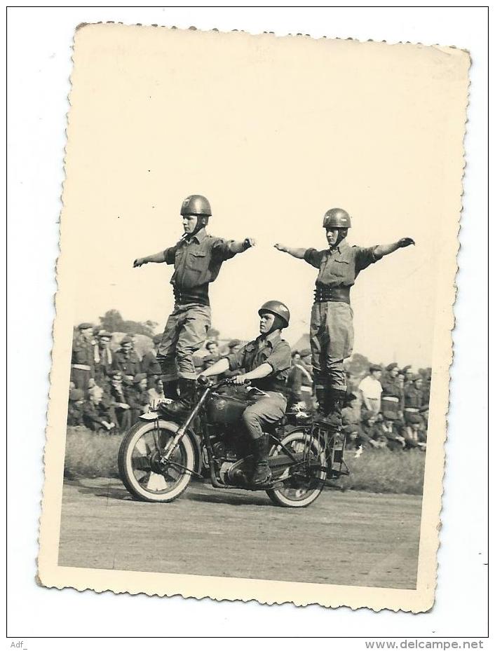 1 - LOT 2 ANCIENNES PHOTOS ACROBATIE MOTOCYCLISTE, CASCADE, MOTO, MOTARD, FIGURE, PARADE, DEFILE, SPECTACLE - Motorräder