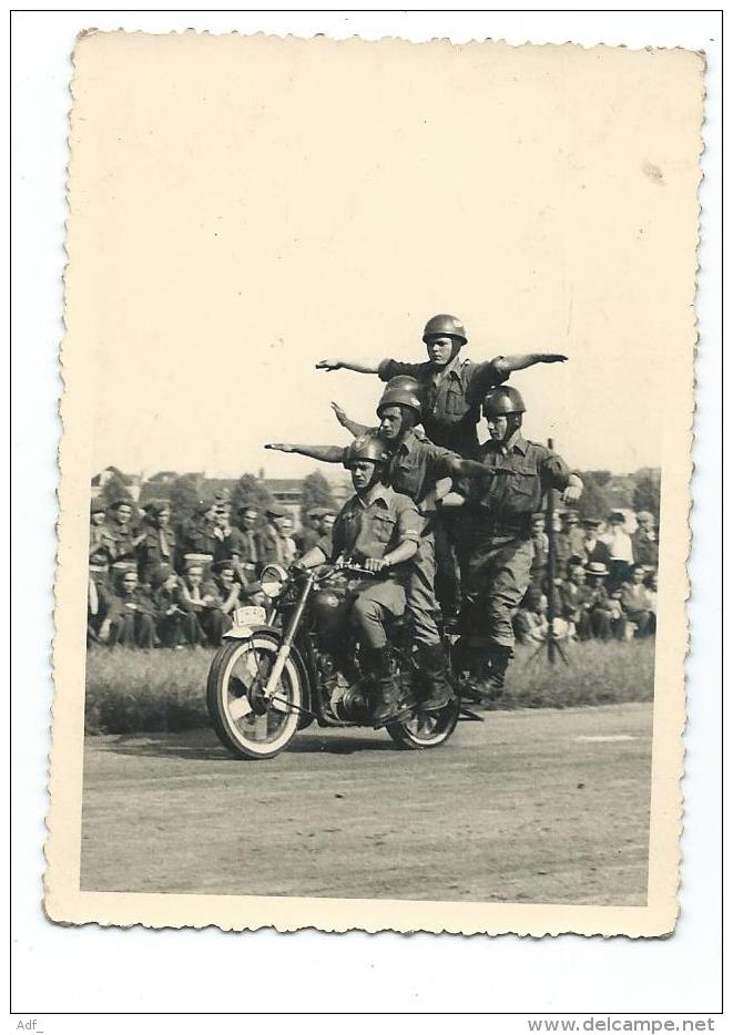 3 - LOT 2 ANCIENNES PHOTOS ACROBATIE MOTOCYCLISTE, CASCADE, MOTO, MOTARD, FIGURE, PARADE, DEFILE, SPECTACLE - Motos