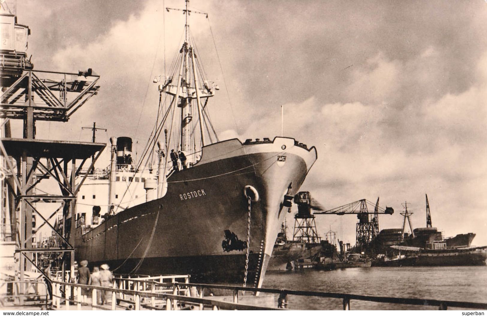 EAST GERMANY - ROSTOCK HARBOUR / PORT : NEPTUNWERFT - CARGO ROSTOCK- CARTE VRAIE PHOTO / REAL PHOTO PC - 1961 (w-949) - Koopvaardij