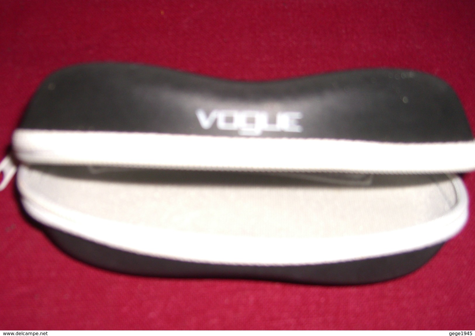 Etui  à  Lunettes  Vide  Marque  "  Vogue  " - Lunettes