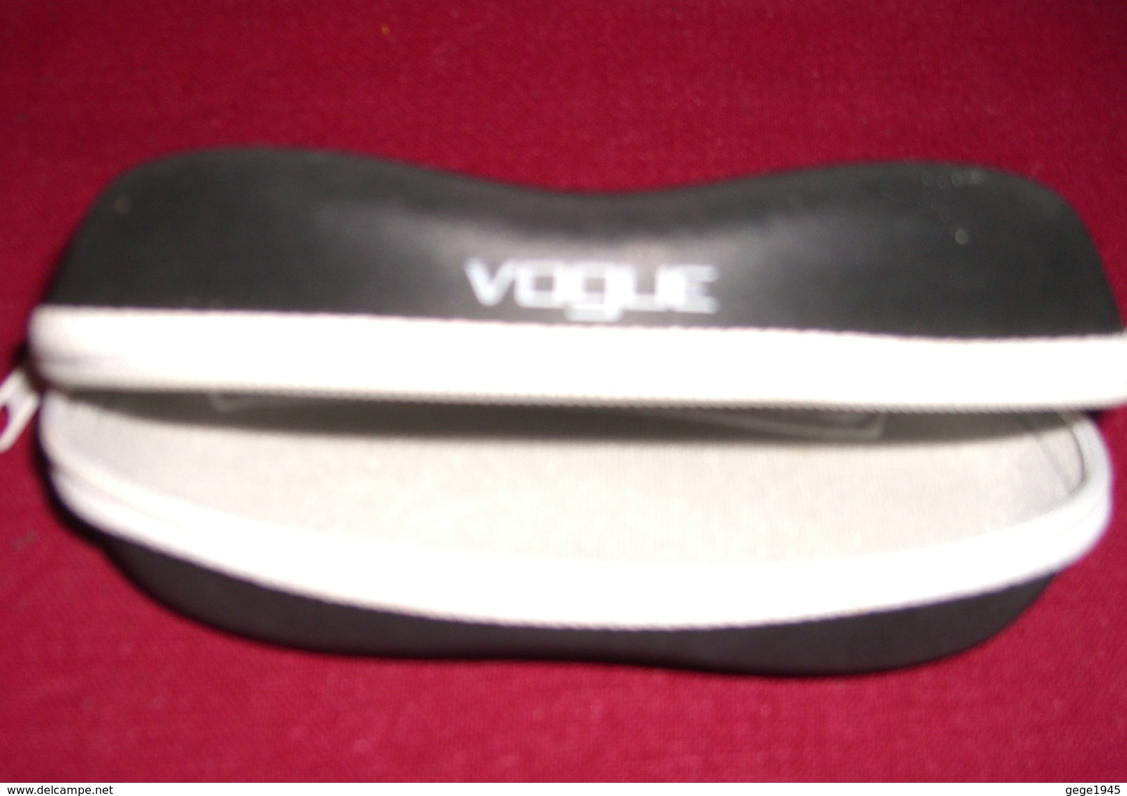 Etui  à  Lunettes  Vide  Marque  "  Vogue  " - Glasses