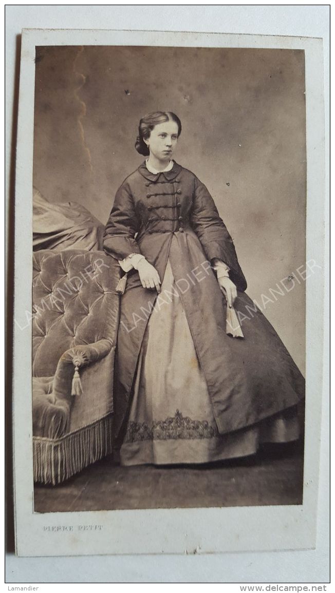 Photo Ancienne CDV Vers 1870/80 Pierre PETIT Besançon Robe Femme - Personnes Anonymes