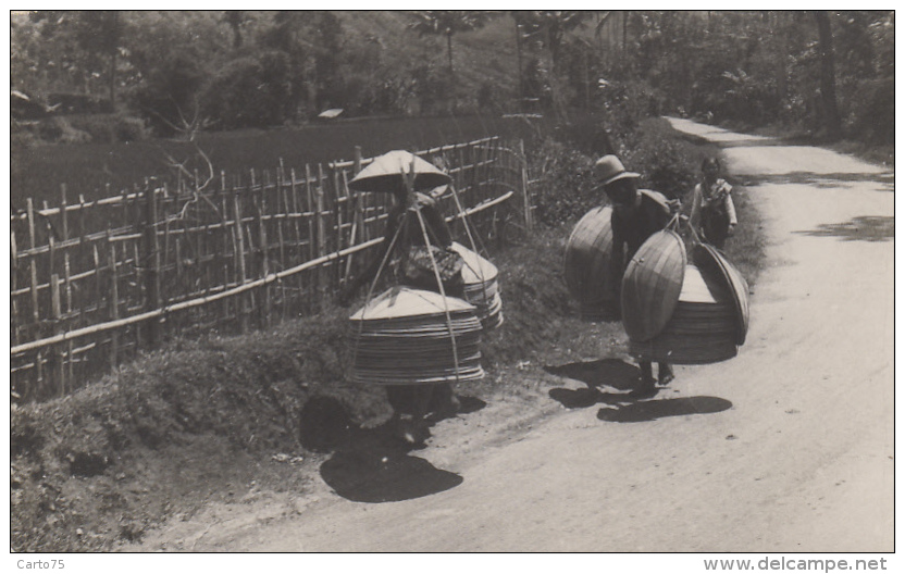 Indonésie - Indonesia - Carte-Photo - Métiers Marchands Ambulants - Chapeaux - Hoeden Verkooper - Indonesië