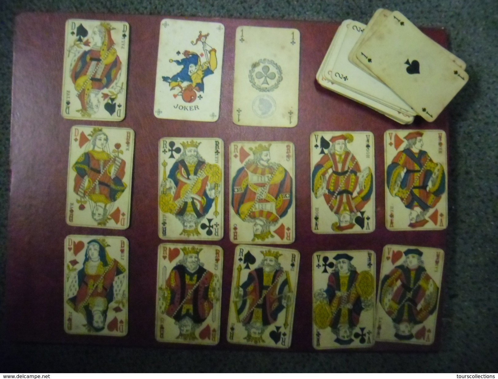 JEU Trés Ancien De 52 Cartes à Jouer Avec JOKER - AS De Trèfle Avec La Taxe Du Décret De 1890 - Il Manque Dame De Trèfle - 54 Cards