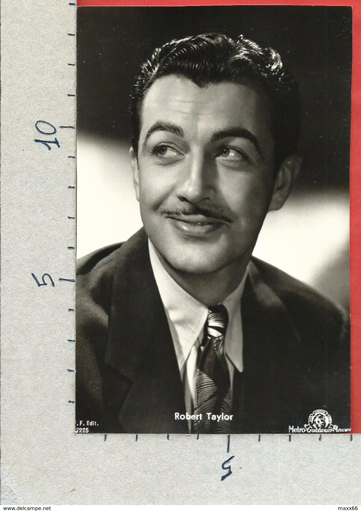 CARTOLINA NV ITALIA - CINEMA - ATTORI - Robert Taylor - TAGLIATA - Attori