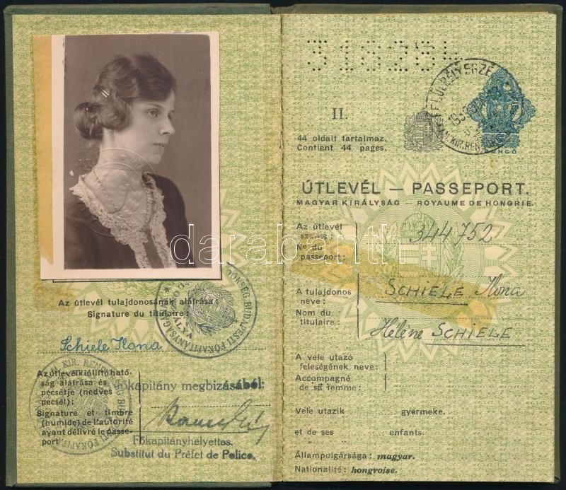 1939 Bp., A Magyar Királyság által Kiállított Fényképes útlevél Okmánybélyegekkel / Hungarian Passport - Unclassified