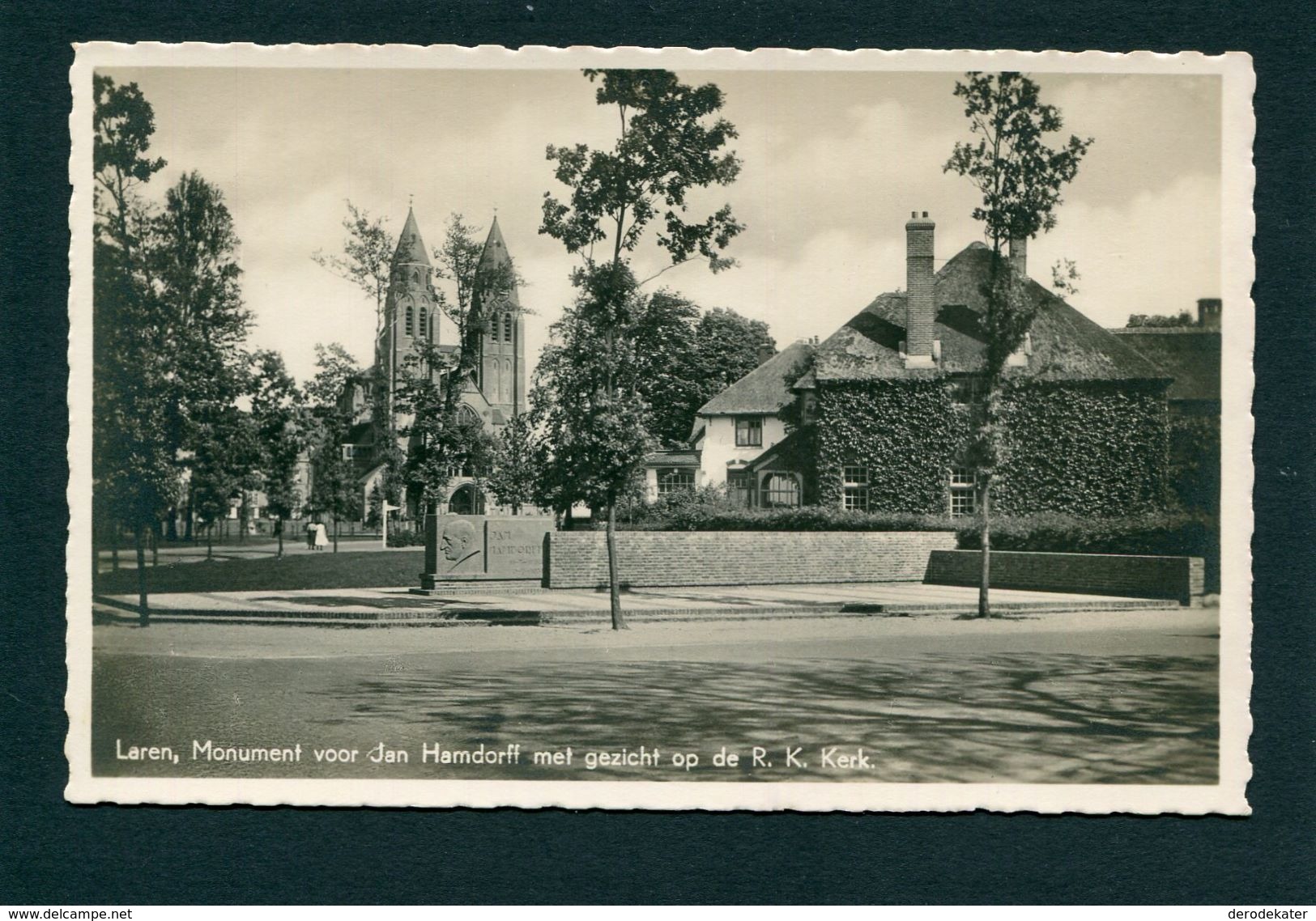 LAREN, MONUMENT VOOR JAN HAMDORFF MET GEZICHT OP DE R.K. KERK.ECHTE FOTO.ONGELOPEN.'T GOOISCHE BOEKHUIS.ZG STAAT.NIEUW! - Laren (NH)