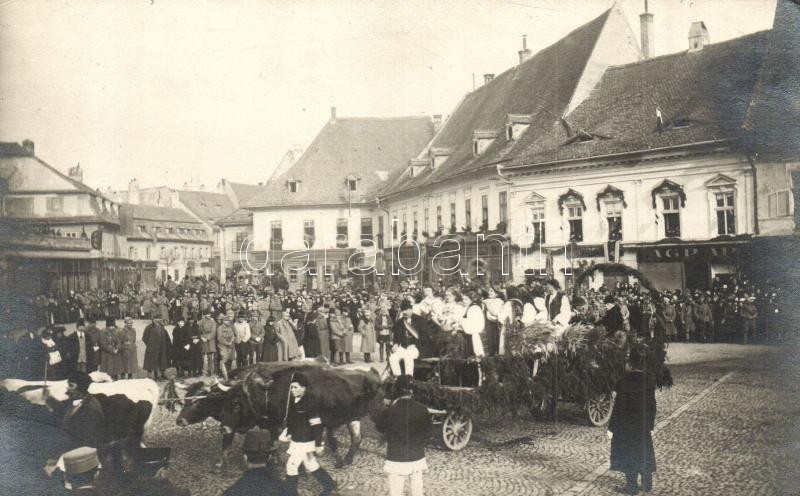 ** T1/T2 Nagyszeben, Hermannstadt, Sibiu; ünnepség, J.B. Misselbacher üzlete / Festival, Shops. Photo - Unclassified