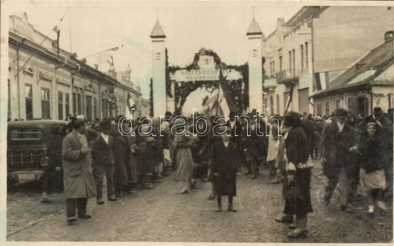 T2 1938 Tiszaújlak, Vylok; Bevonulás, Feldíszítette Kapu, Városháza, Gazdasági Bank / Entry Of The Hungarian Troops, Dec - Non Classés