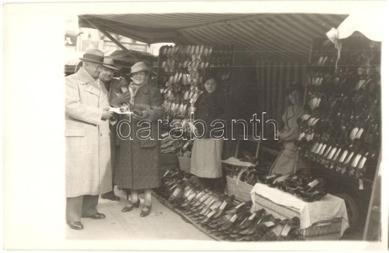 * T2 Szeged, Papucs Piac, Papucskészítő Mester Standja / Hungarian Slipper Market. Szüts József Photo - Non Classés