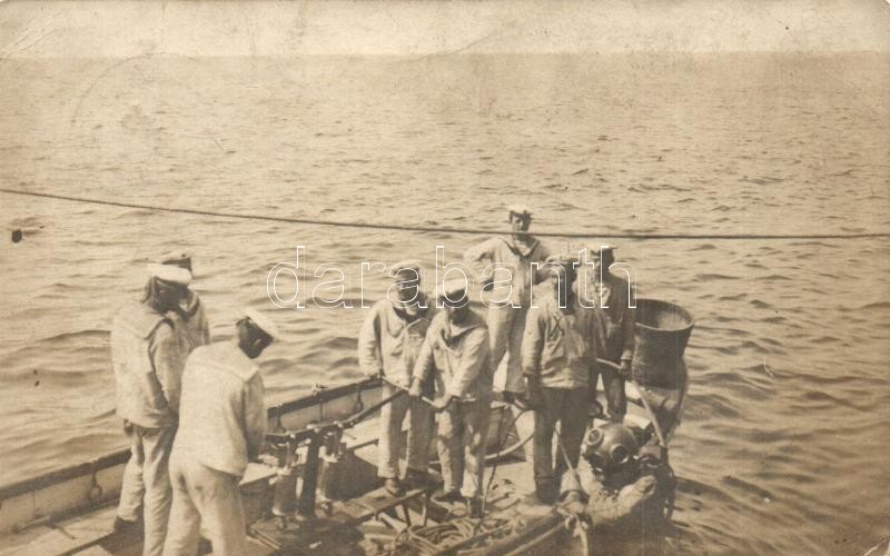 T2/T3 1915 Az SMS Radetzky Búvára és Matrózai Merülés Közben / K.u.K. Kriegsmarine, Diver With Mariners. Photo (EK) - Unclassified