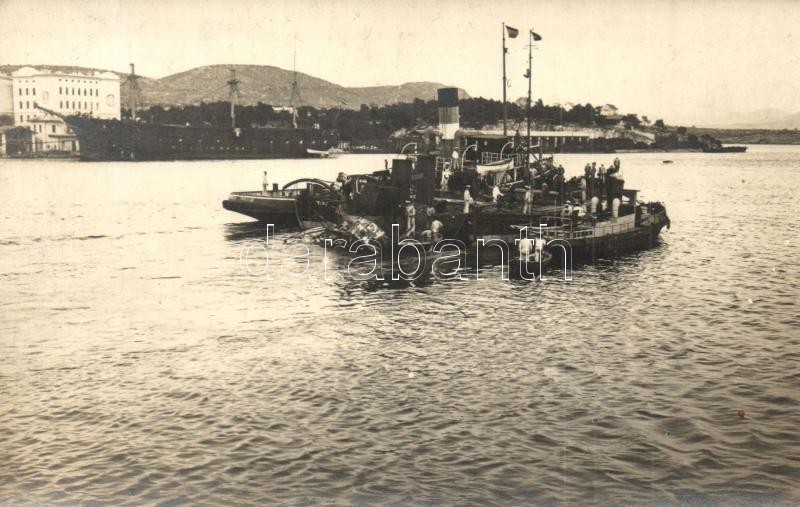** T2 A Megtorpedózott T 51 Osztrák-magyar Torpedónaszád Négy Hajóval Való Vontatása / K.u.K. Kriegsmarine, Towing Of Th - Non Classés