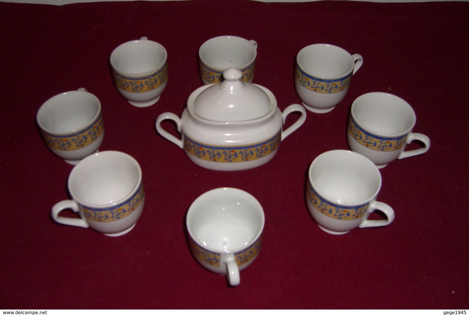 8  Tasses  Et Le Sucrier - Cups