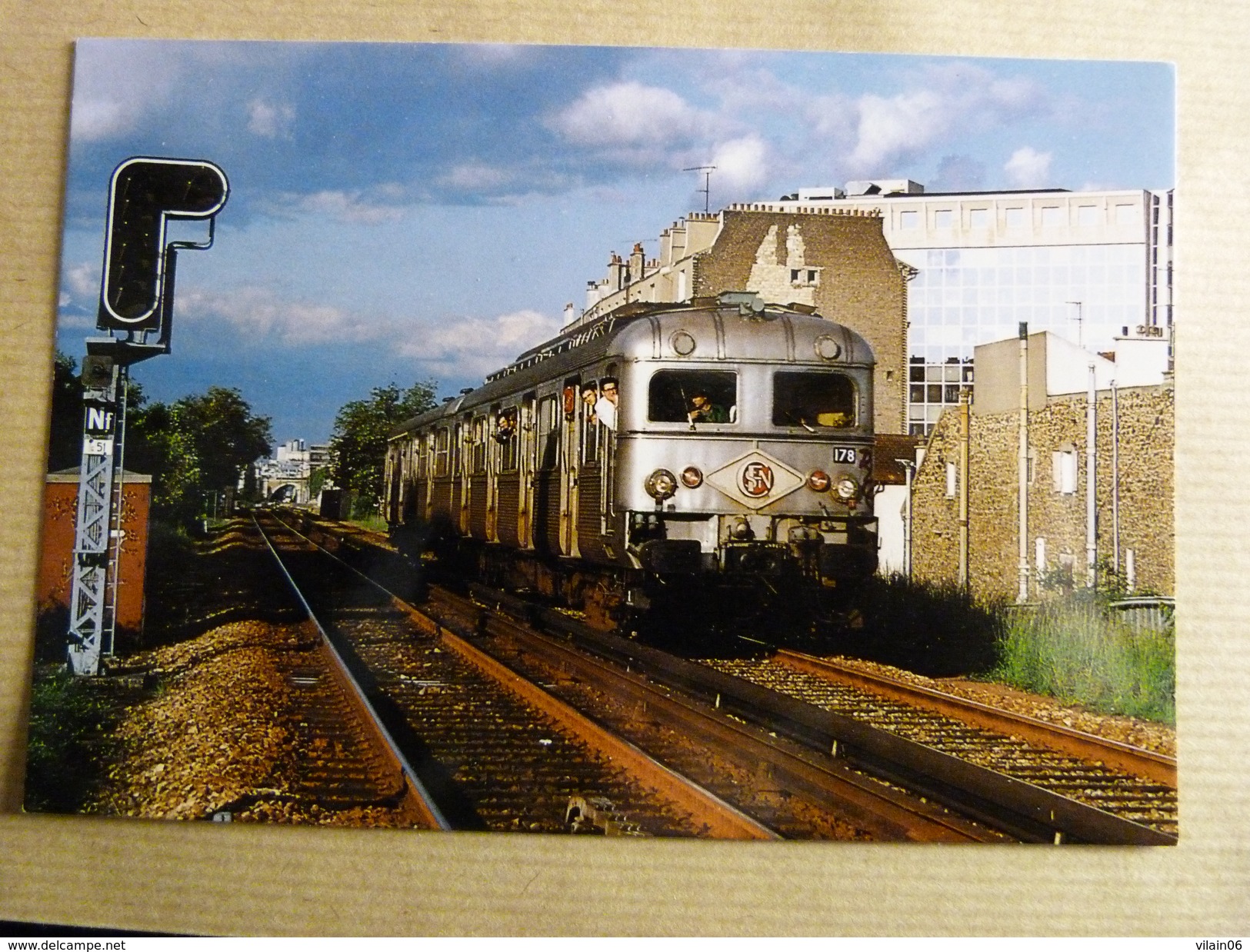 DERNIER JOUR DE CIRCULATION  DE PUTEAUX A ISSY LA PLAINE - Stations With Trains