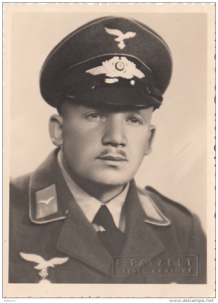 Original Foto 1941, Fliegeruniformierter Soldat, Prägestempel D.Fotographen Hradec Kralove, Fotoformat Ca.8,8 X 6,3 Cm, - 1939-45