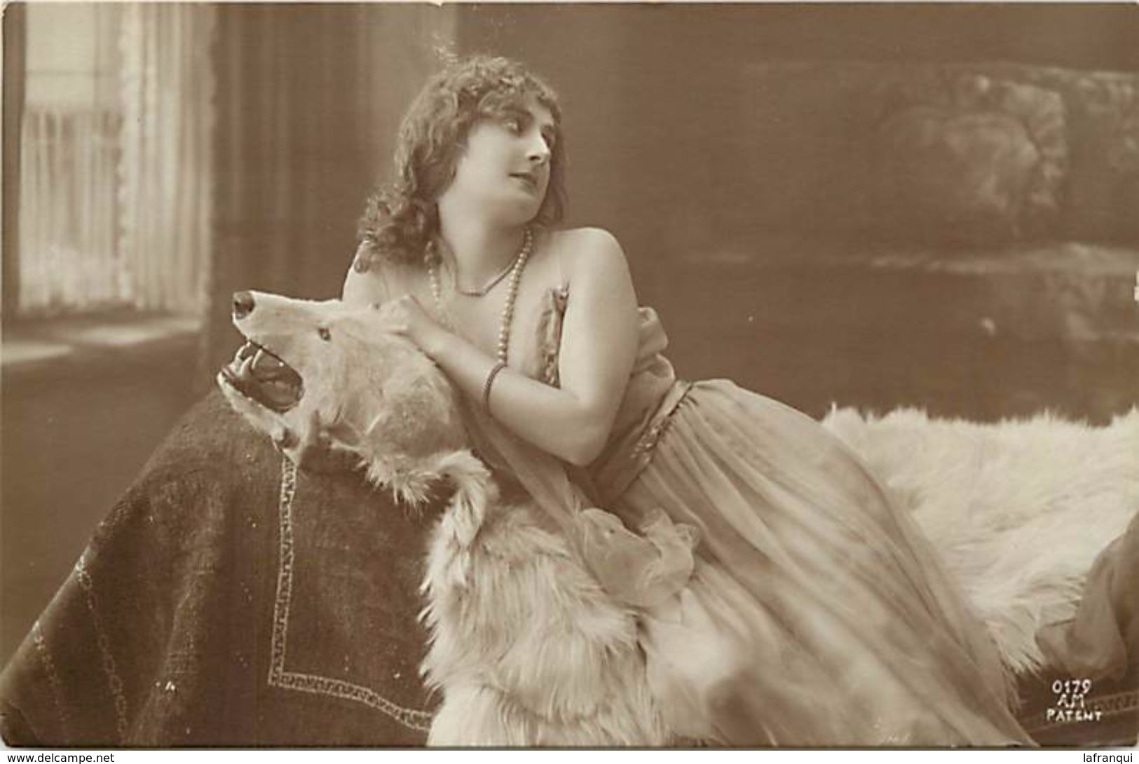 Themes Div -ref U806- Femme Allongée Sur Une Peau D Ours  - Carte Bon Etat  - - Bären