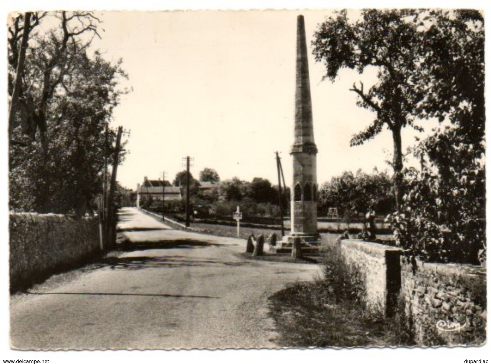 46 - Lot / LIVERNON : L'entrée Du Bourg Et Le Monument Aux Morts. - Livernon