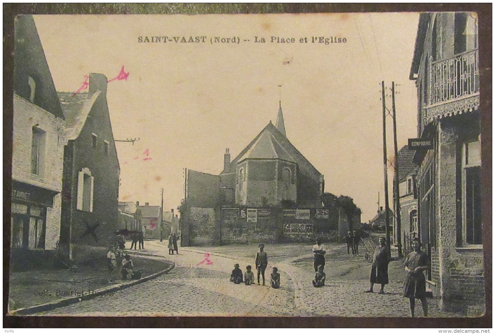 Saint Vaast (Nord) - La Place Et L'Eglise - Belle Animation - Circulée - Autres & Non Classés