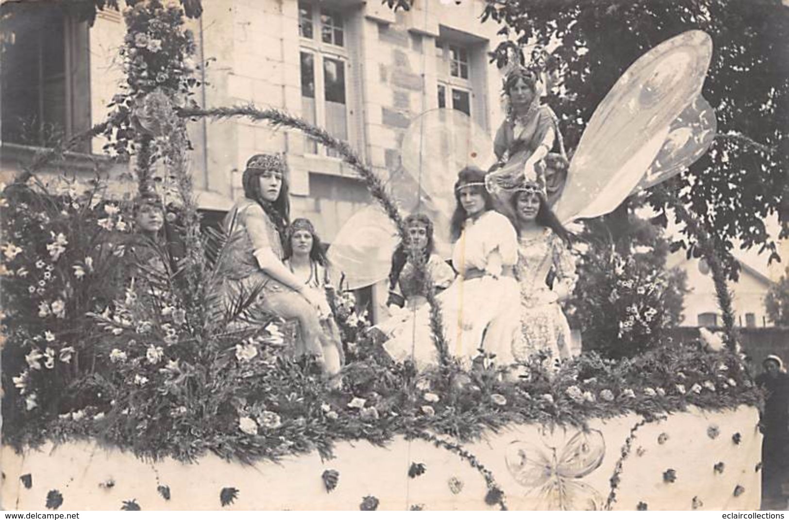 Doué La Fontaine      49   Proche Avenue De La Gare       Cavalcade. Reine Et Libellulle   Carte Photo   (voir Scan) - Doue La Fontaine