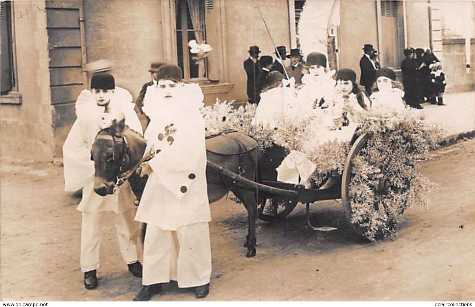 Doué La Fontaine      49   Proche Avenue De La Gare      Cavalcade. Ane Attelé Et Pierrots  Carte Photo   (voir Scan) - Doue La Fontaine