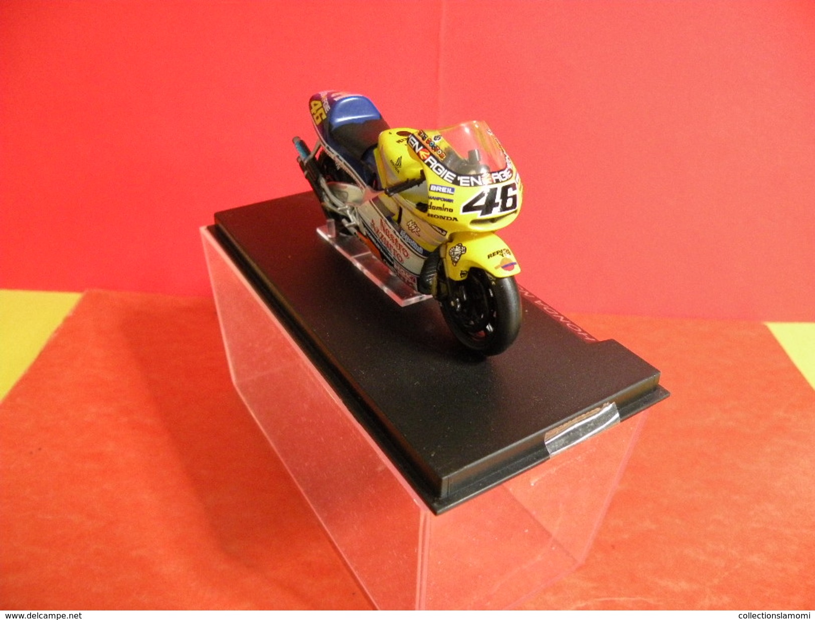 MOTO 1/24 > Honda NSR 500 Sous Vitrine > Valentino Rossi 2001 - Moto