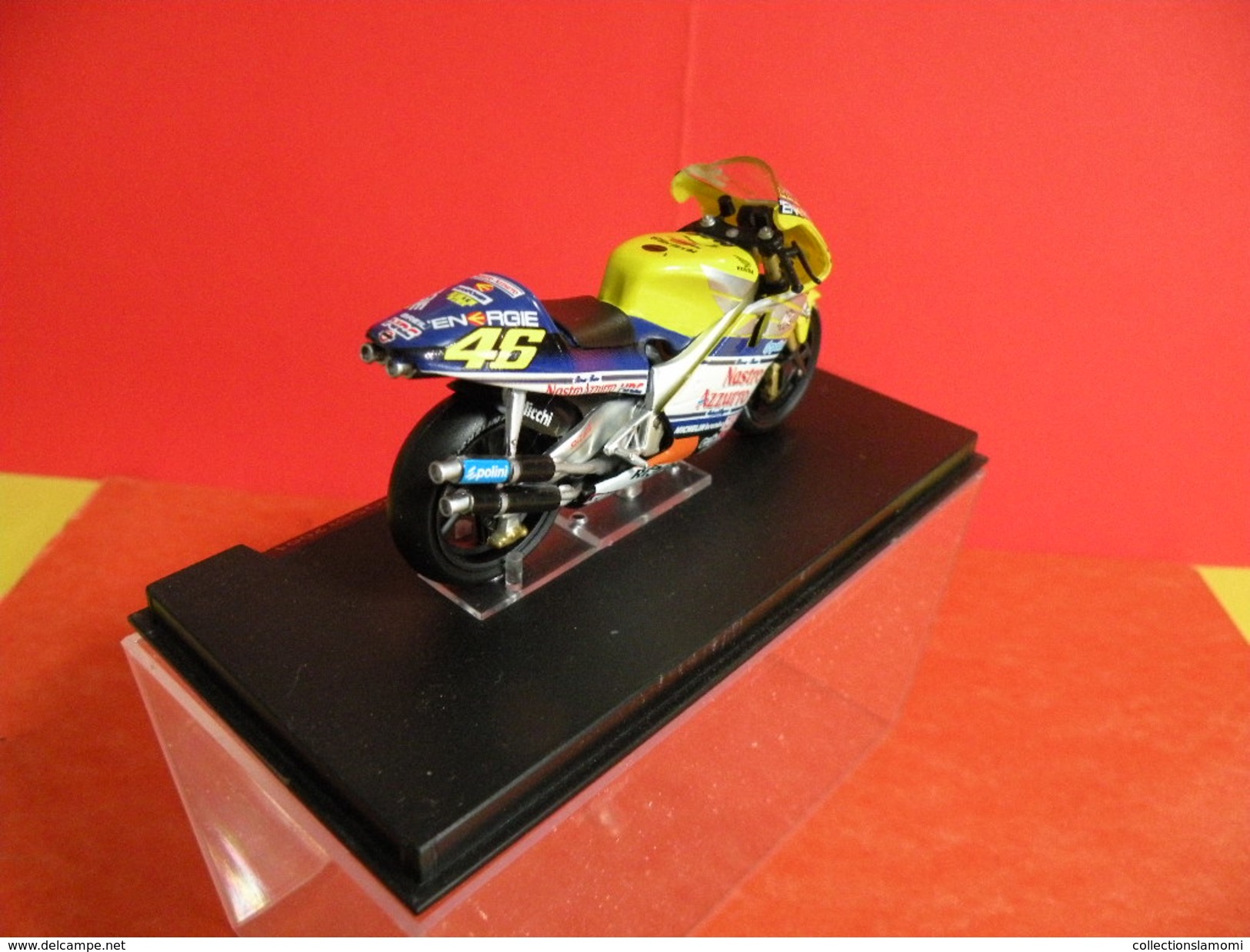 MOTO 1/24 > Honda NSR 500 Sous Vitrine > Valentino Rossi 2001 - Motos