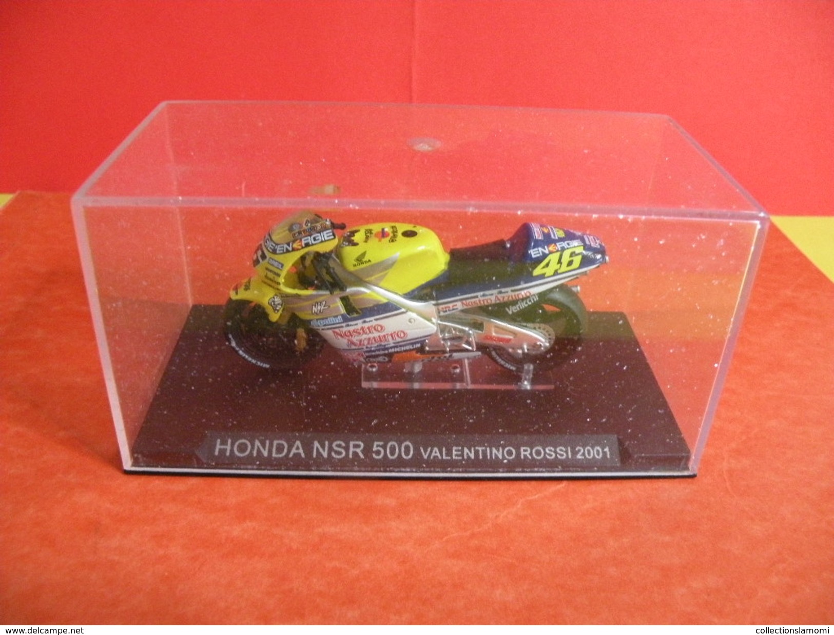 MOTO 1/24 > Honda NSR 500 Sous Vitrine > Valentino Rossi 2001 - Motorcycles