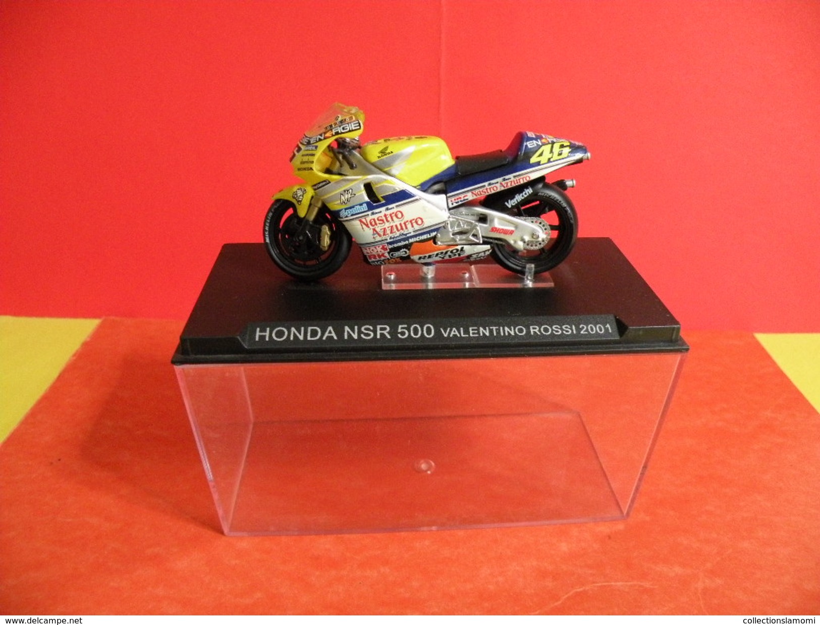 MOTO 1/24 > Honda NSR 500 Sous Vitrine > Valentino Rossi 2001 - Motorräder