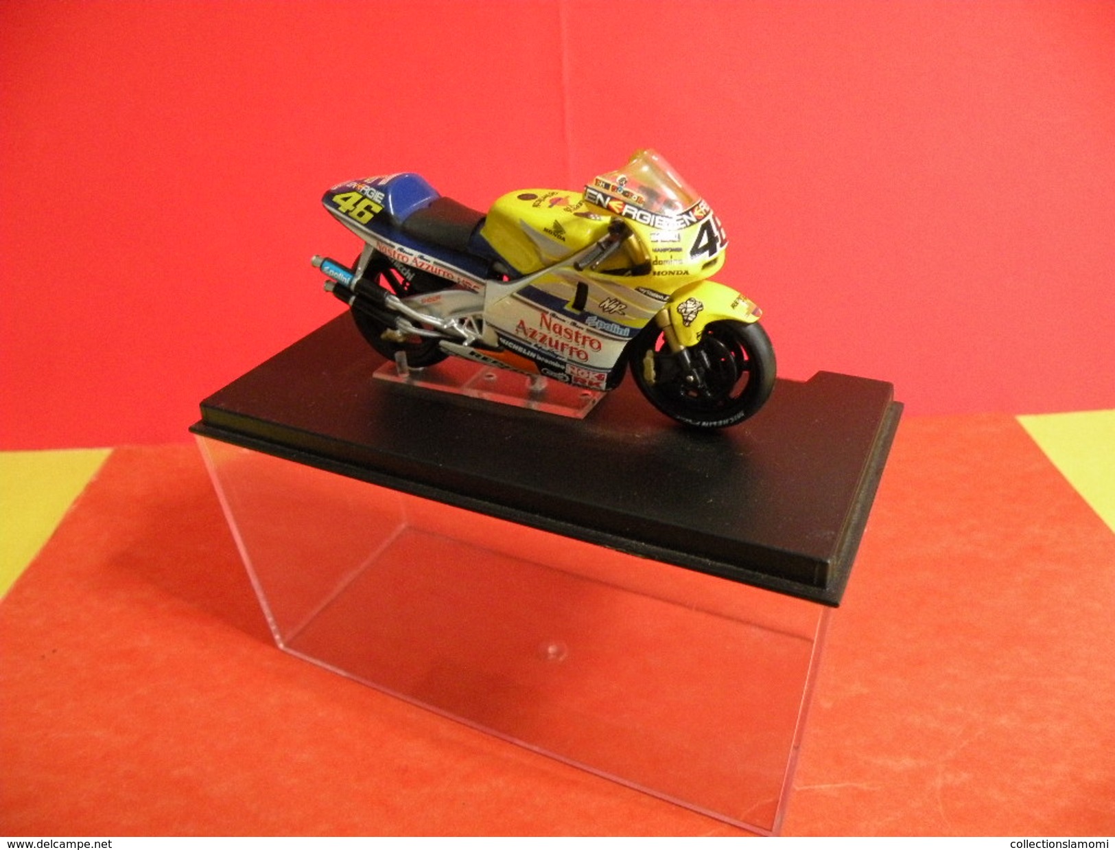 MOTO 1/24 > Honda NSR 500 Sous Vitrine > Valentino Rossi 2001 - Motos