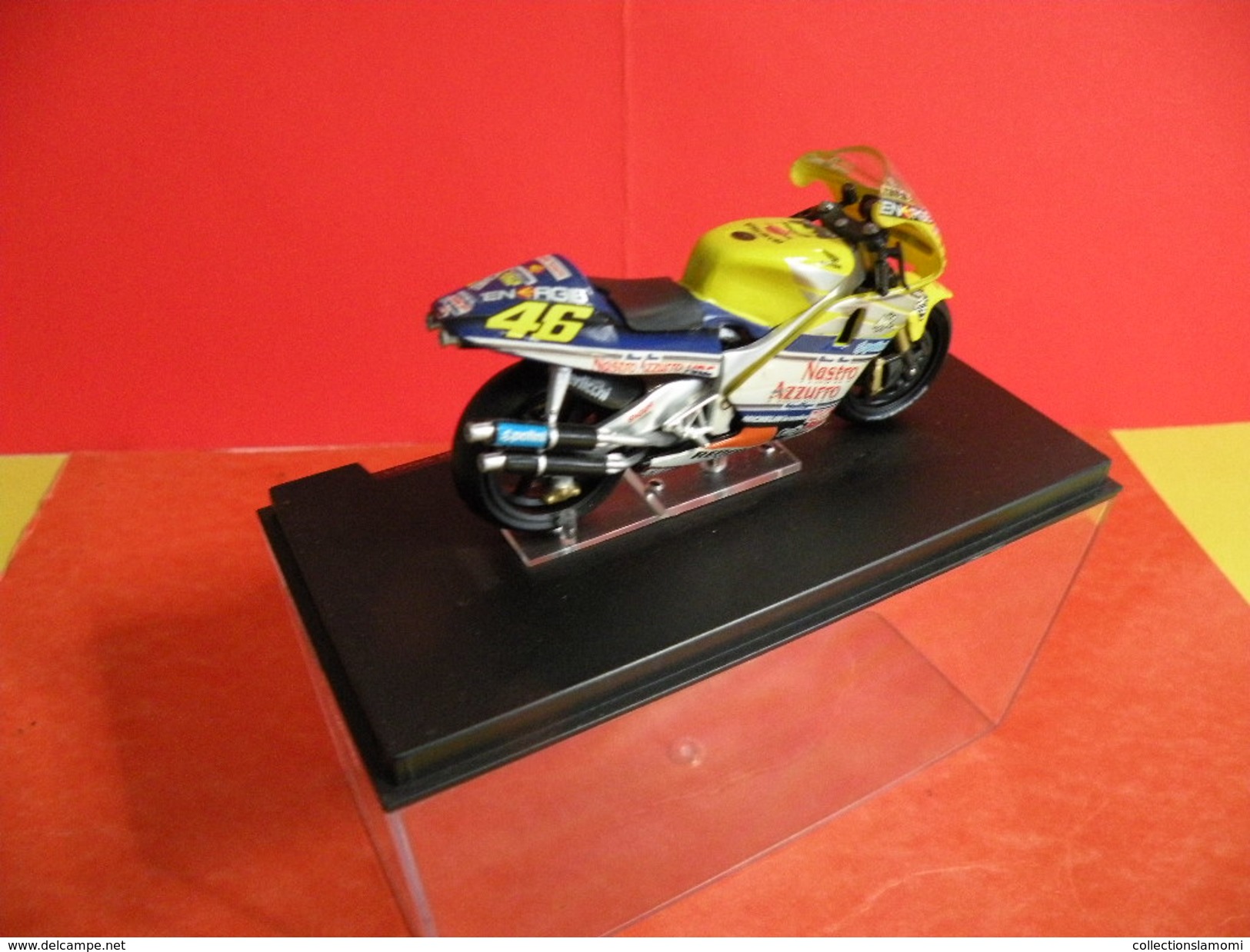 MOTO 1/24 > Honda NSR 500 Sous Vitrine > Valentino Rossi 2001 - Motos