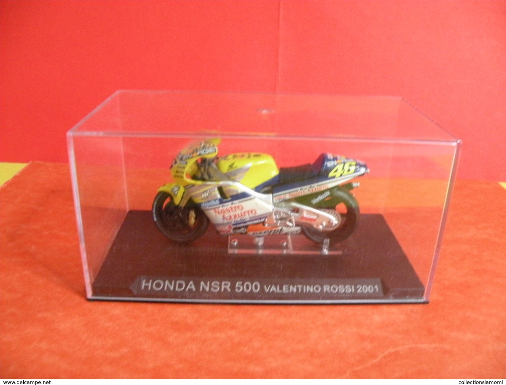 MOTO 1/24 > Honda NSR 500 Sous Vitrine > Valentino Rossi 2001 - Motorcycles