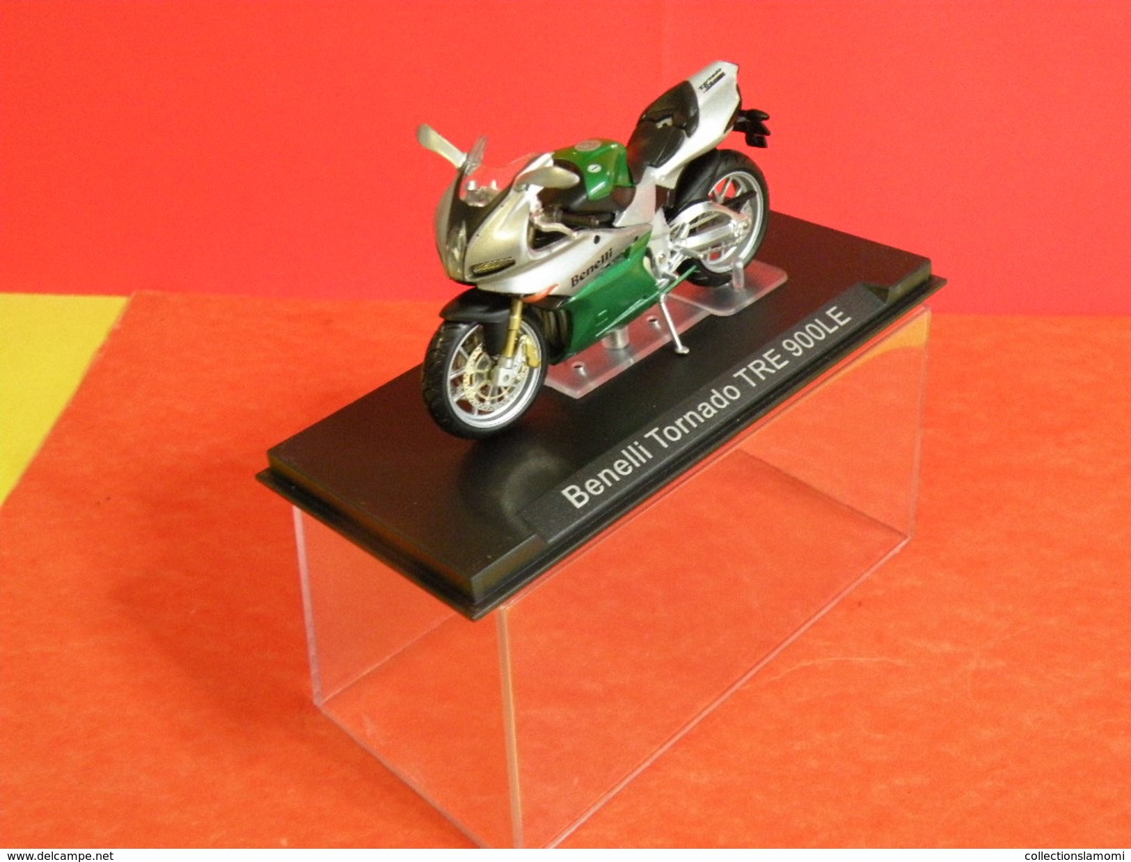 MOTO 1/24 > Benelli Tornado TRE 900LE Sous Vitrine - Motorfietsen