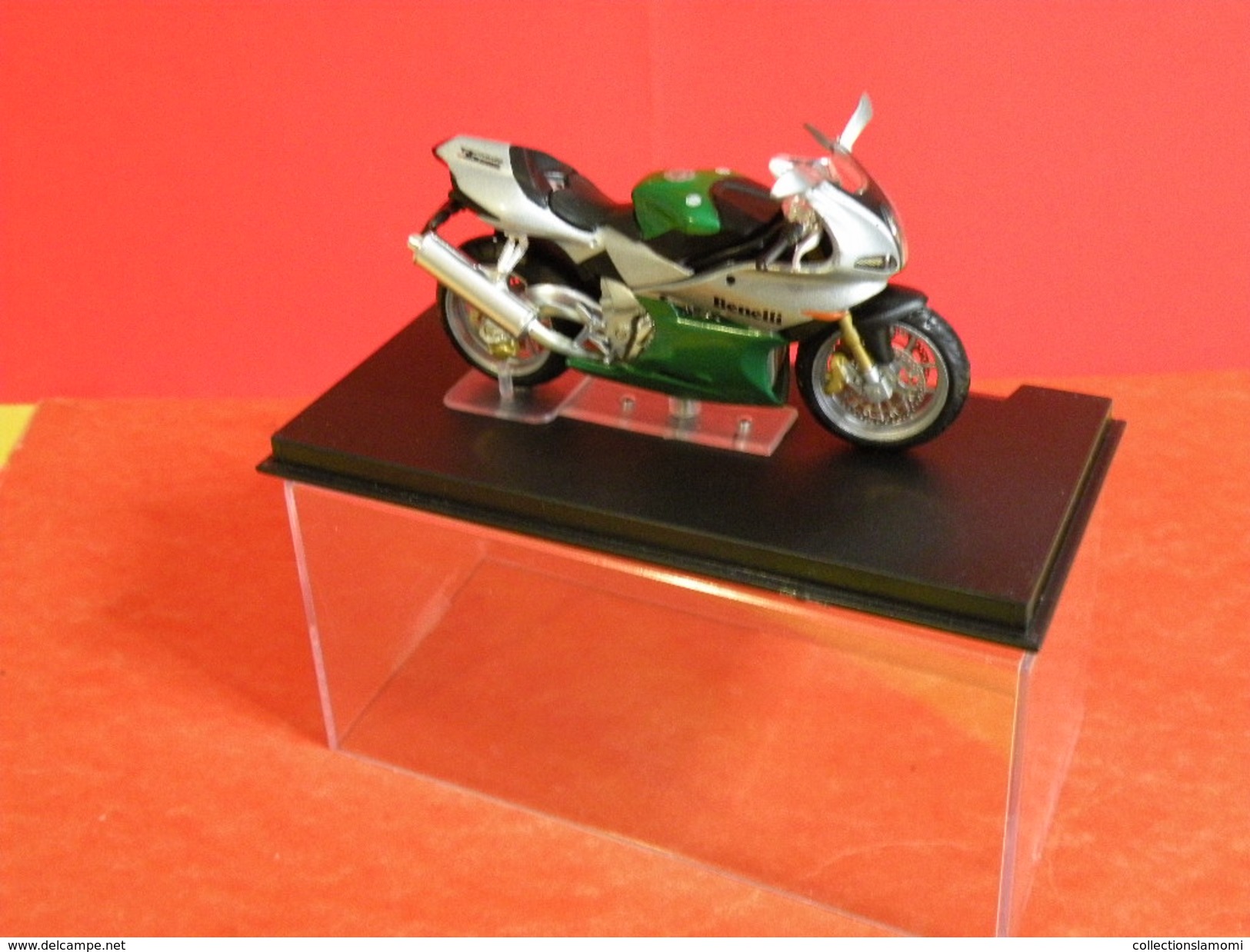 MOTO 1/24 > Benelli Tornado TRE 900LE Sous Vitrine - Motorfietsen