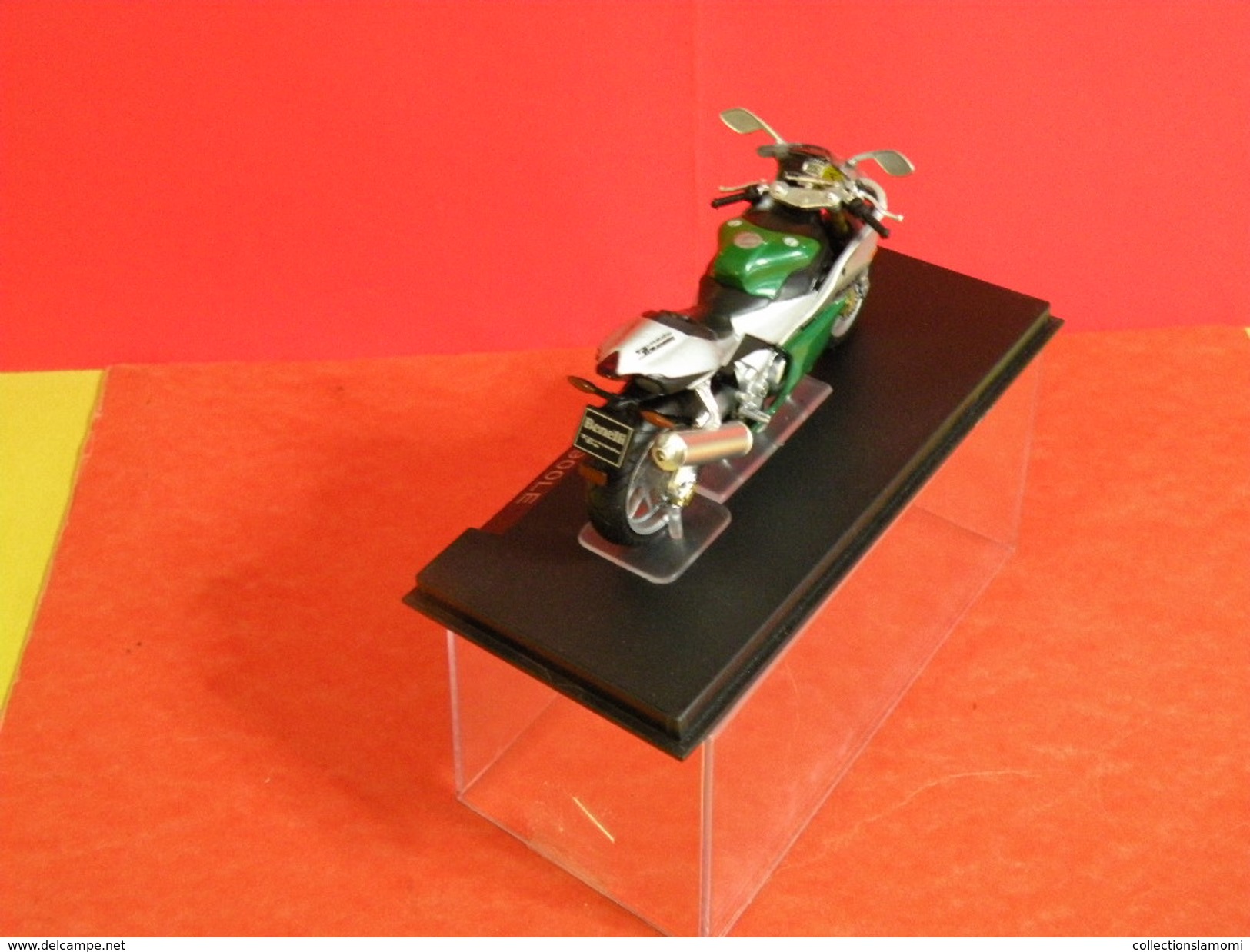 MOTO 1/24 > Benelli Tornado TRE 900LE Sous Vitrine - Motorcycles