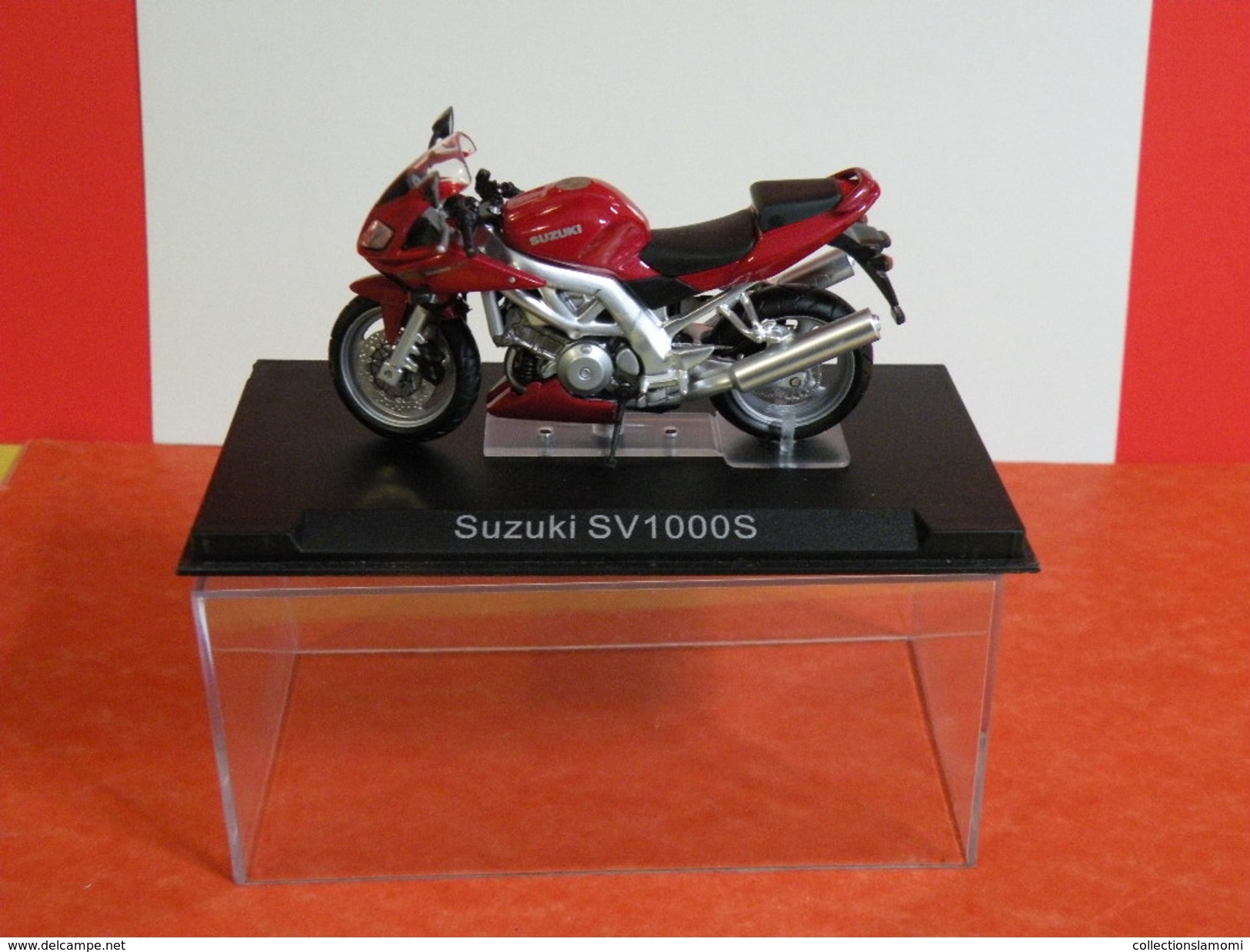 MOTO 1/24 > Suzuki SV 1000S Sous Vitrine - Motorfietsen