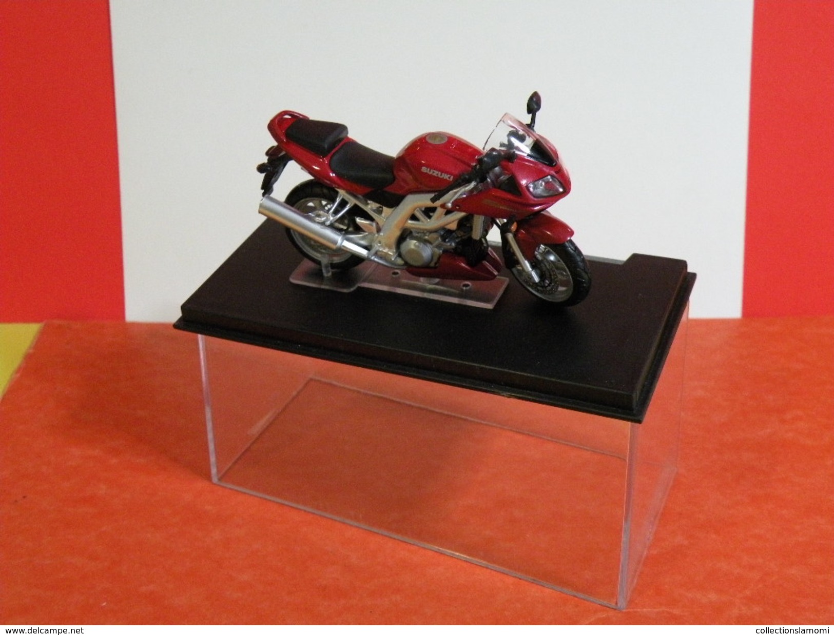 MOTO 1/24 > Suzuki SV 1000S Sous Vitrine - Motos