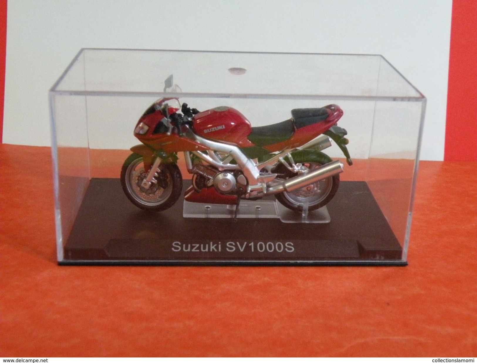 MOTO 1/24 > Suzuki SV 1000S Sous Vitrine - Motorräder