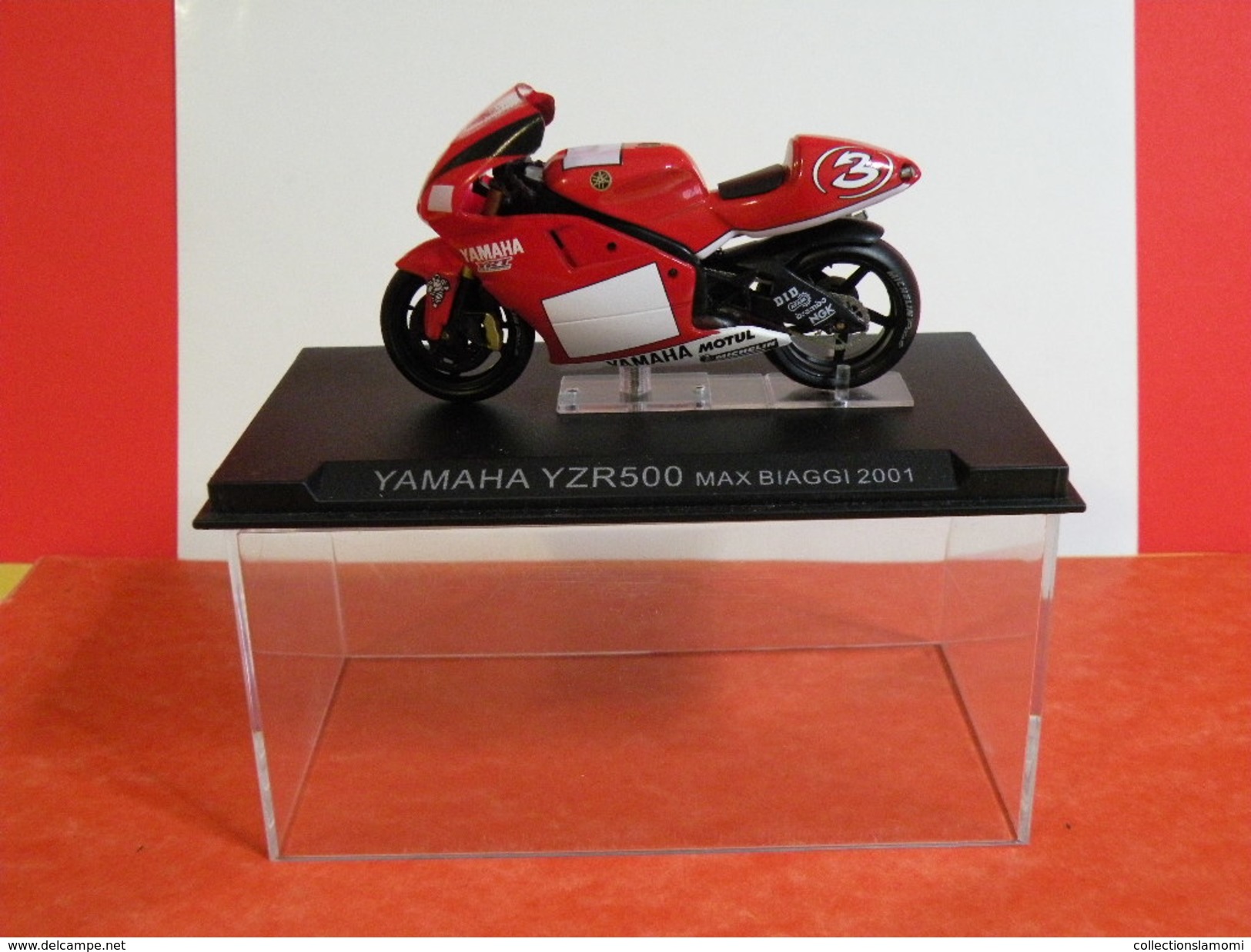 MOTO 1/24 > Yamaha YZR500 Max Biaggi 2001 (sous Vitrine) - Motos