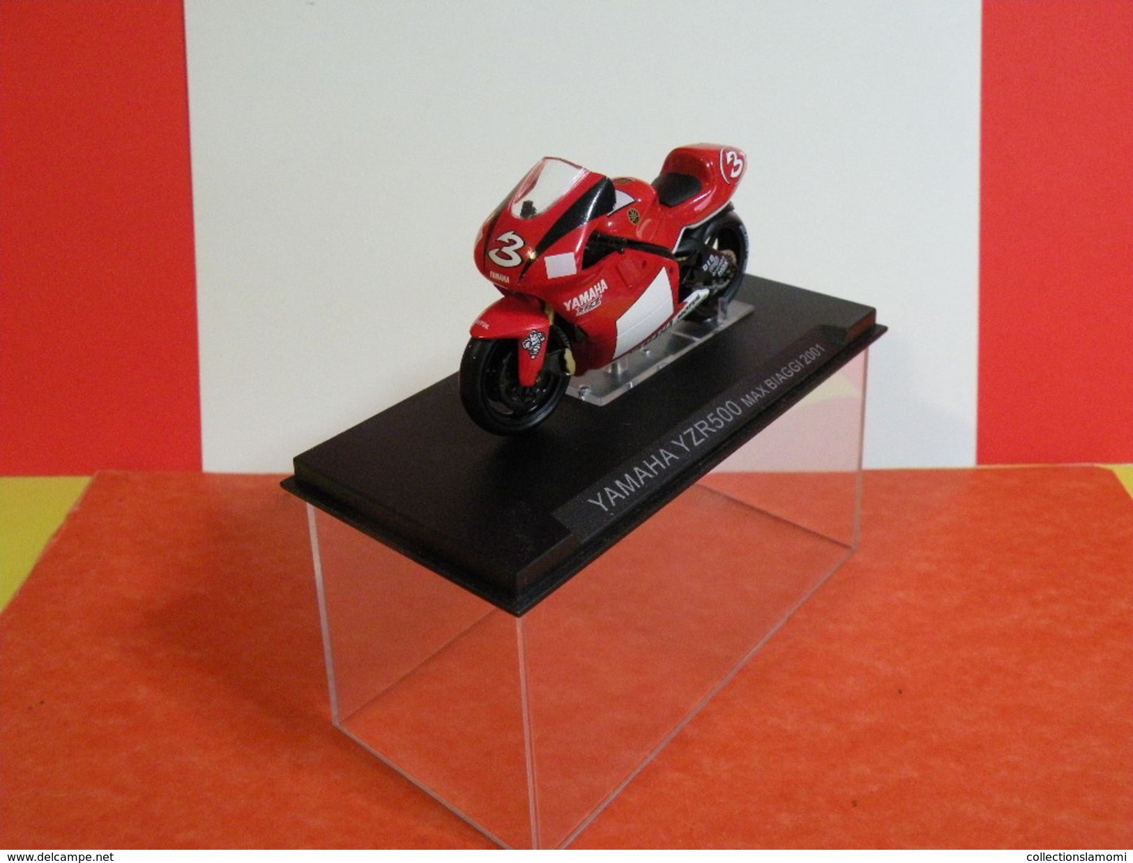 MOTO 1/24 > Yamaha YZR500 Max Biaggi 2001 (sous Vitrine) - Motos