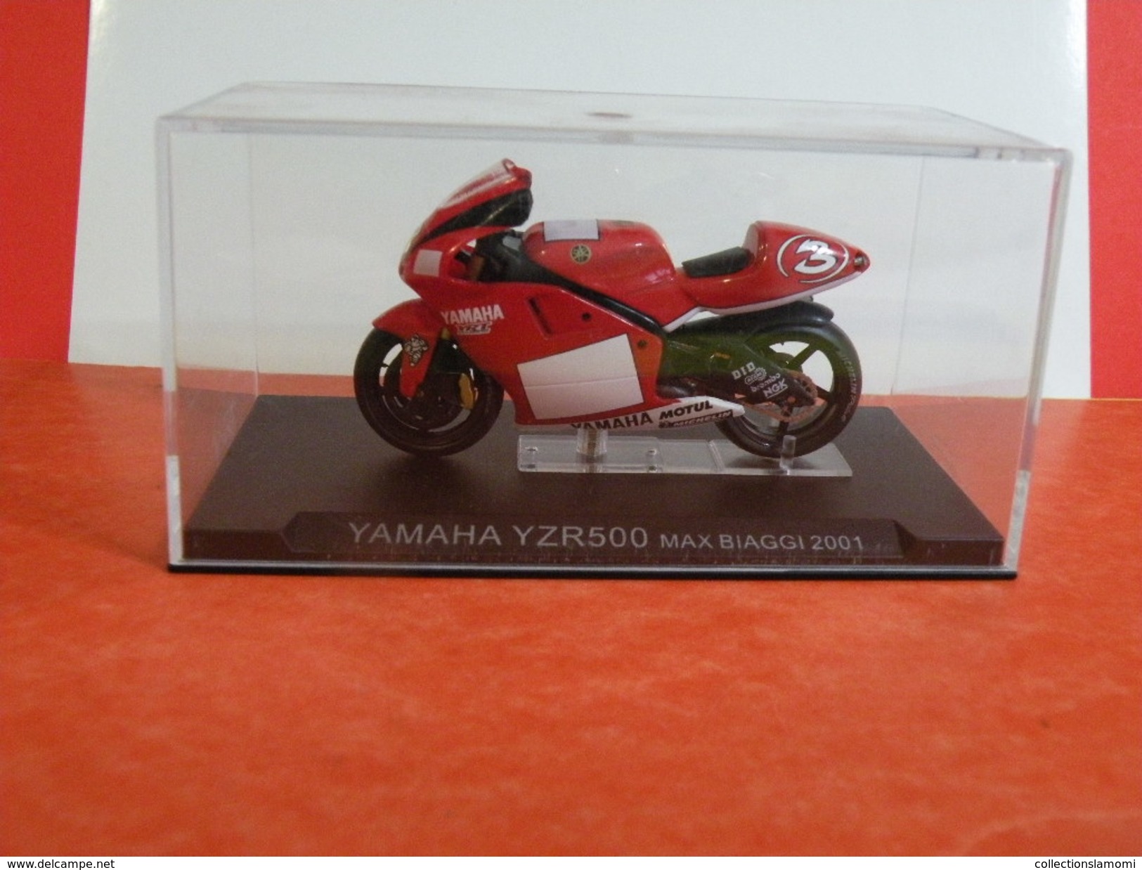 MOTO 1/24 > Yamaha YZR500 Max Biaggi 2001 (sous Vitrine) - Motorräder