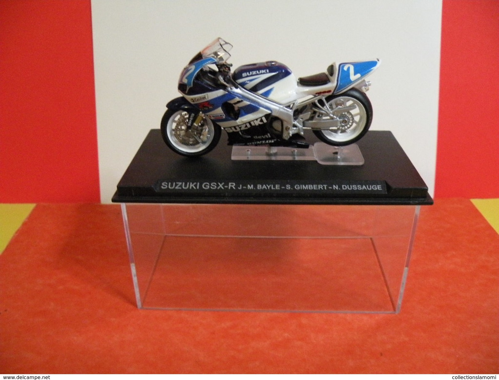 MOTO 1/24 > Suzuki GSX R - J.M Bayle - S. Gimbert - N. Dussauge (sous Vitrine) - Motos