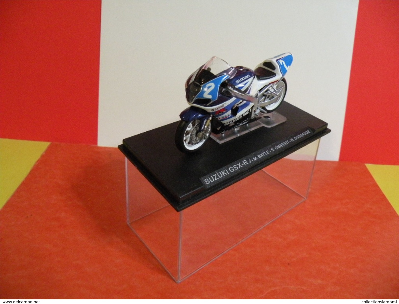 MOTO 1/24 > Suzuki GSX R - J.M Bayle - S. Gimbert - N. Dussauge (sous Vitrine) - Motorräder